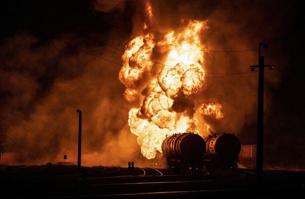 우크라이나 도네츠크의 철도 교차로에서 포격이 발생해 탱크 차량에 불이 붙었다. /로이터 뉴스1