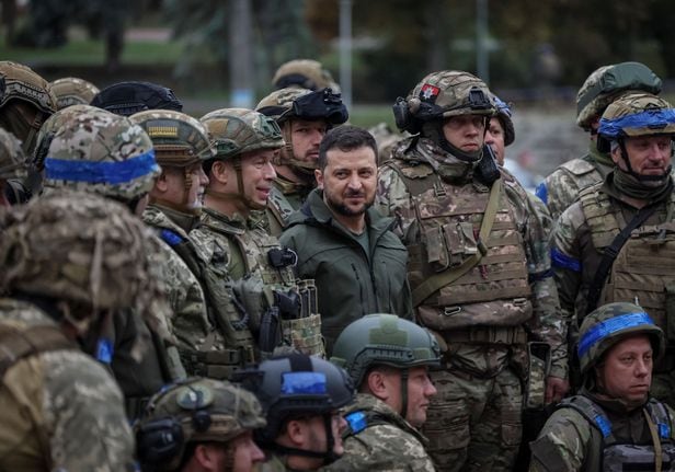 볼로디미르 젤렌스키 우크라이나 대통령이 14일(현지 시각) 러시아군으로부터 탈환한 하르키우주 이지움을 방문해 병사들과 함께 사진을 촬영하고 있다. /연합뉴스