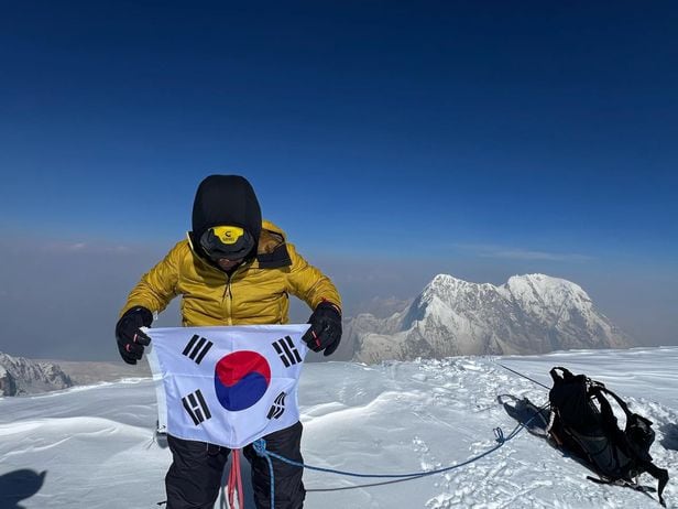 Captain Um Hong-gil unfurls the Taegeukgi after reaching the summit of the Jugal Himalayas. Captain Eom climbed Mt. Eom for the first time in 17 years since climbing Lhotse in 2007, showing that ‘there are no limits to challenge.’ Jumal Himalayan Expedition