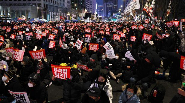 17일 촛불전환행동이 숭례문 인근에서 정부 규탄 촛불집회를 하고 있다. /연합뉴스