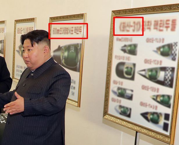 김정은 뒤편 설명문 액자에 '화산-31' 핵 탄두, 600mm 방사포 핵탄두(빨간 사각형)라는 문구가 보인다. /조선중앙통신