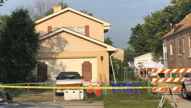 미국 시카고 외곽에 사는 형제가 뒷마당에 어머니와 여동생 시신을 묻었다고 주장해 경찰이 수사에 나섰다./CBS시카고 트위터