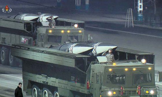 올해 1월 북한 열병식에 처음 등장한 KN-23 개량형 탄도미사일은 탄두 부위가 커져 핵 장착이 가능하다는 분석이 나온다. /조선일보 DB