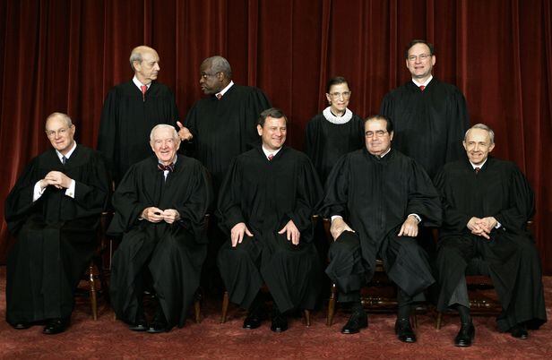 2006년 3월 미국 대법원에서 촬영한 대법관들. 뒷줄 오른쪽에서 두번째 유일한 여성 대법관인 긴즈버그 대법관이 서 있다./AFP 연합뉴스