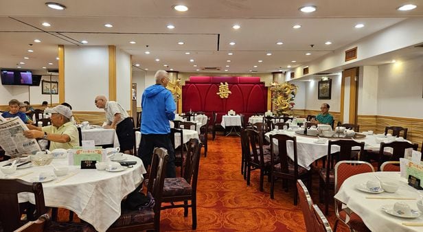 서민 주거지역 노스포인트에 있는 딤섬 식당 ‘펑싱’. 이른 아침부터 단골들로 북적댄다./김성윤 기자