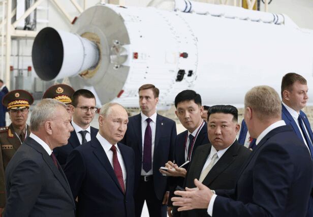 북한 김정은이 지난 9월 13일(현지시각) 러시아 보스토치니 우주기지 로켓 조립 격납고에서 푸틴 대통령과 대화를 나누고 있다. /뉴시스 