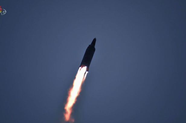 지난 11일 북한에서 발사한 극초음속미사일이 비행하는 모습을 조선중앙TV가 12일 보도했다. /조선중앙TV 