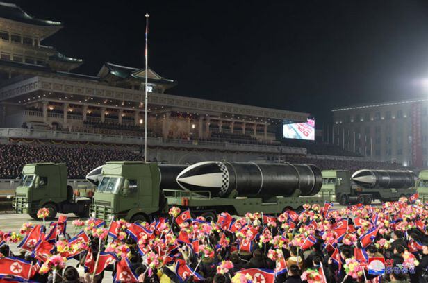 14일 북한 평양에서 열린 북한 노동당 제8차 대회 기념 열병식에서 '북극성-5ㅅ'으로 보이는 문구를 단 신형 추정 잠수함발사탄도미사일(SLBM)이 등장했다. /조선중앙통신 연합뉴스