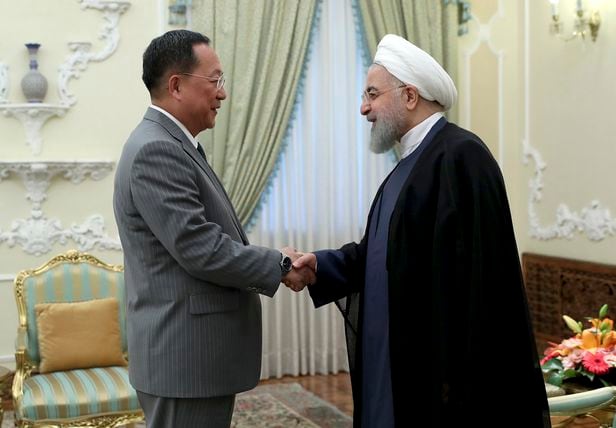 지난 2018년 8월 8일(현지 시각) 이란을 방문한 리용호(왼쪽) 당시 북한 외무상이 하산 로하니(오른쪽) 이란 대통령과 악수하고 있다.