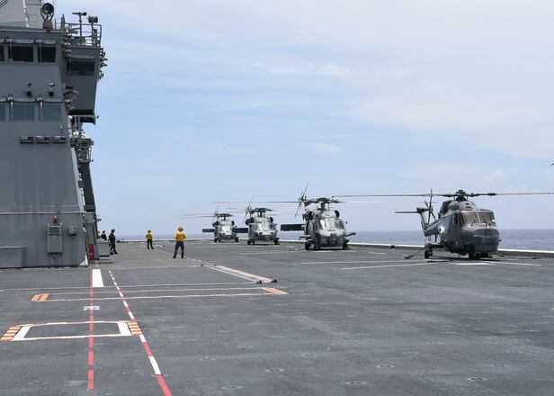 지난 2일 마라도함(LPH, 14,500톤급)에서 미 해상작전헬기(MH-60)가 이함(륙)을 준비하고 있다. /합동참모본부