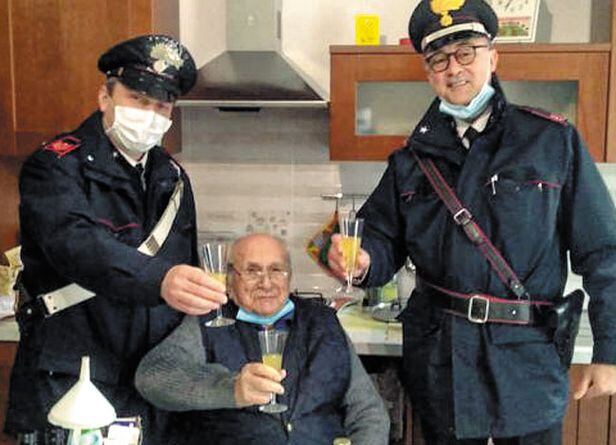 성탄절인 25일(현지 시각) 이탈리아 볼로냐 인근에 사는 말라볼티 피오렌조(94·가운데)씨가 자신의 집을 방문해준 이탈리아 무장경찰들과 함께 건배를 하고 있다. /이탈리아 경찰