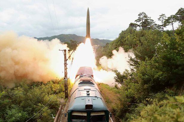 북한 노동신문이 지난 9월 16일 열차에 설치된 발사대에서 미사일을 발사했다고 보도한 사진. /노동신문 뉴스1 