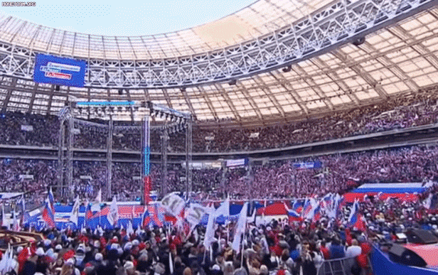 18일(현지 시각) 러시아 모스크바에서 열린 크림반도 합병 8주년 기념식에 참석자들이 몰려 러시아 국기를 흔들고 있다./러시아 국영방송