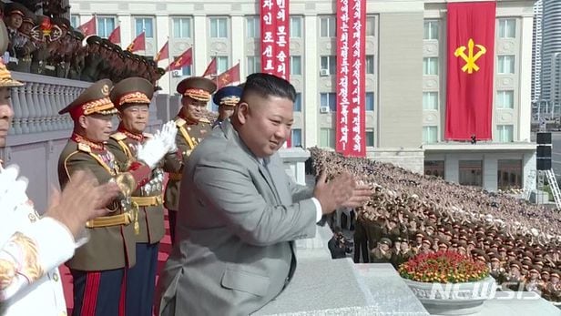 최근 열병식에 참석한 김정은 위원장이 박수를 치고 있다.