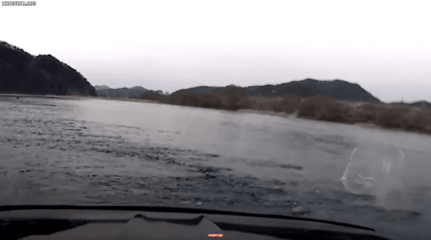 강물에 빠진 시민을 구하기 위해 자신의 차량을 이용해 물 속으로 들어가는 김은호 경사/동해해양경찰서 제공