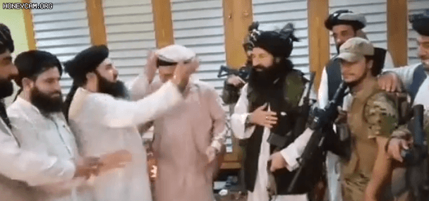 아슈라프 가니 전 아프간 대통령의 동생 하슈마트 가니가 탈레반에 충성을 맹세했다는 영상이 트위터에 퍼져 논란이다./트위터 