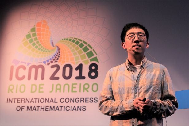 지난 2018년 브라질 리우데자네이루에서 열린 세계수학자대회에서 허준이 교수가 강연하는 모습. 세계수학자대회는 ‘수학계의 올림픽’이라고 불리는 하는 학술 대회다. /ICM