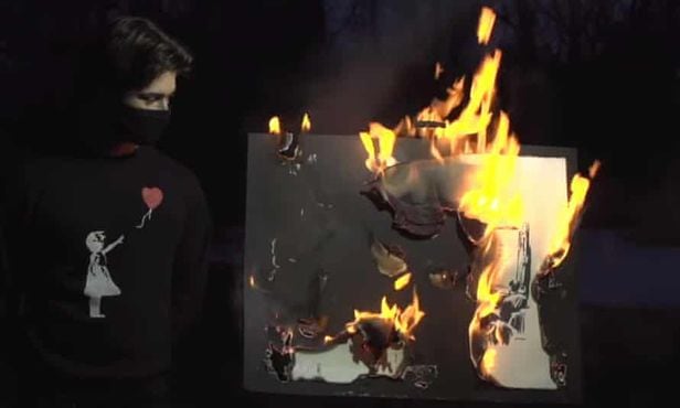 'Burnt Banksy'(불탄 뱅크시)라는 이름의 유튜브 계정을 통해 3월 4일 공개된 뱅크시의 그림 ‘멍청이’가 불타는 장면이다. 이 그림은 파괴됐지만 판매를 위해 가상으로 옮겨진 이미지는 경매에서 고가에 낙찰됐다. /유튜브 캡처