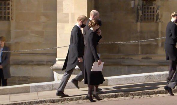 17일(현지시각) 영국의 필릴공 장례식이 열린 가운데 윌리엄왕자와 해리왕자가 장례식이 끝난 후 왕세손 케이트 미들턴과 함께 나란히 대화를 나누는 모습이 목격되면서 형제간 갈등의 해소를 점치고있다./SKY NEWS