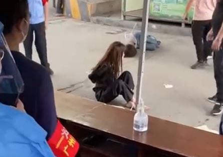 18일 중국 광저우에서 손발이 묶인 채 바닥에 앉아 있는 중국 여성의 모습./유튜브