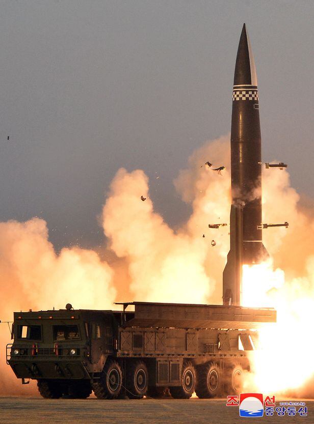 북한이 지난 25일 탄두 중량 2.5t, 사거리 600㎞의 신형 탄도미사일 2발을 시험 발사하는 데 성공했다고 26일 공식 발표했다./조선중앙통신 연합뉴스