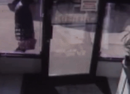 B씨가 최씨를 공격하는 장면은 인근 상점 CCTV에 고스란히 찍혔다. /ABC7방송 영상, @njburkett7 트위터