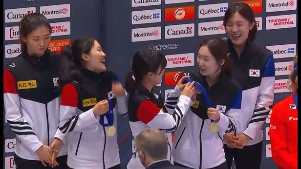 11일 캐나다 몬트리올 모리스 리처드 아레나에서 열린 2022 국제빙상경기연맹(ISU) 쇼트트랙 세계선수권 여자 계주에서 우승한 한국 대표팀 선수들이 금메달 수상을 하고 있다. 심석희(왼쪽)의 표정이 유독 굳어 있다. /트위터