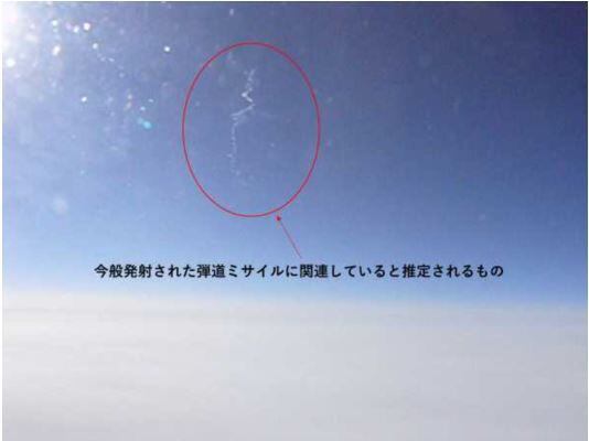 일본 방위성이 24일 북한이 발사한 신형 대륙간탄도미사일 '화성-17형'의 비행운으로 추정되는 영상을 공개했다./일본 방위성 /뉴스1