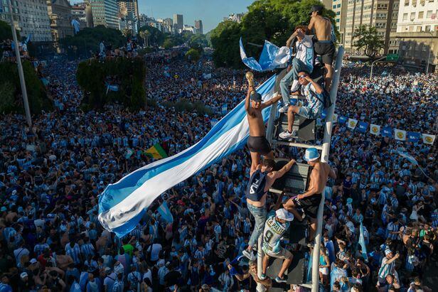 19일(한국시각) 아르헨티나 수도 부에노스 아이레스에서 시민들이 월드컵 우승을 축하하고 있다. /AFP 연합뉴스