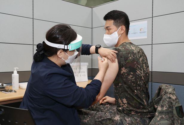 육군 수도군단 장병이 국군수도병원에서 코로나 백신을 맞고 있다. /연합뉴스 