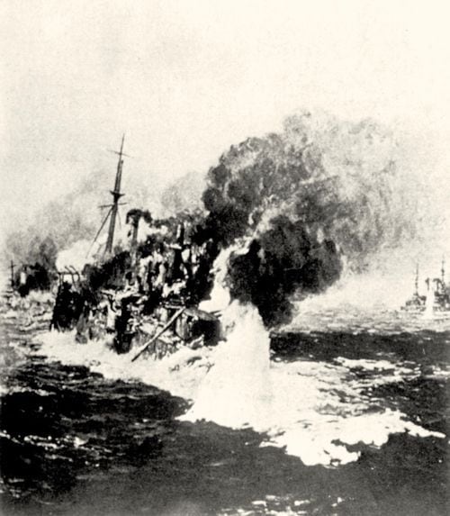 러시아 발트함대의 전함 한 척이 일본 해군의 공격으로 침몰하고 있다. 당시 세계 최강을 자랑하던 발트함대가 참패함으로써 러일전쟁의 승부는 결정됐다. 한국 진해만에서 결전을 위해 출항할 때 일본 해군 장교들이 이순신 장군의 영혼을 향해 기도했다고 한다. 이때 일본 해군을 이끈 작전 참모 아키야마 사네유키가 해양권론의 선구자 앨프리드 머핸의 제자다.