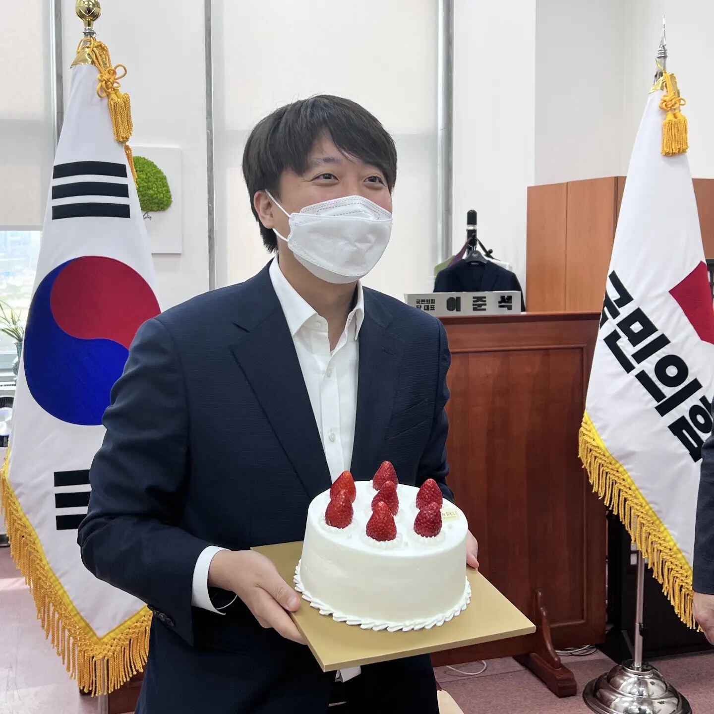 尹, 이준석에 생일케이크…李 “지방선거 승리로 뒷받침하겠다” - 조선일보