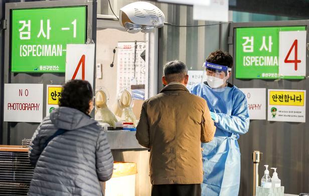 20일 오전 서울 용산구보건소 코로나19 선별진료소를 찾은 시민들이 검사를 받기 위해 대기하고 있다./뉴시스