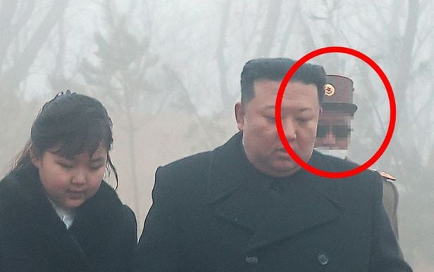 20일 조선중앙통신이 공개한 사진에 모자이크 처리된 인물이 지난 19일 미사일 발사 현장에 김정은과 그의 딸 김주애를 뒤따라가는 모습이 포착됐다./조선중앙통신 연합뉴스