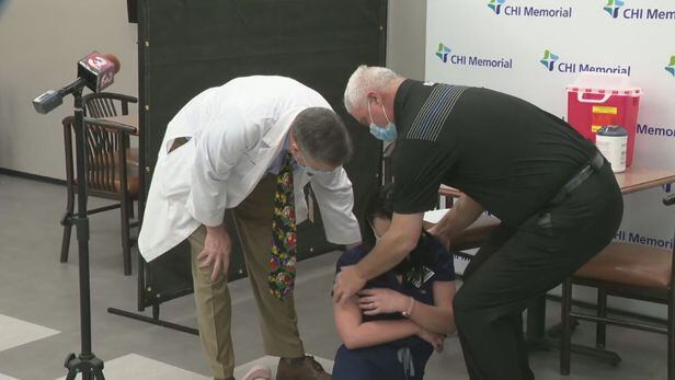 코로나 백신을 맞고 소감을 말하던 중 바닥에 주저앉는 간호사 티파니 도버. /WTVC 방송화면