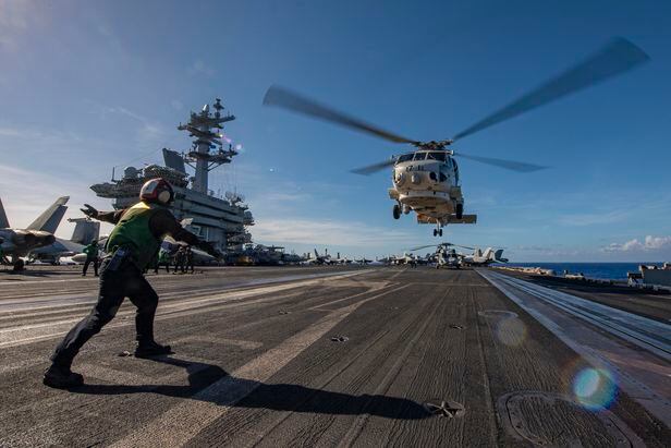 일본 해상자위대 소속 MH-60 시호크 헬리콥터가 지난달 28일 미 해군 항공모함 시어도어 루스벨트함 갑판에서 미 해군 항공병의 수신호를 받아 이륙하고 있다. 루스벨트 항모전단은 괌 주변 서태평양 일대에서 일본 해상자위대 호위함 ‘유기리' 등과 연합 해상 기동훈련을 실시했다./미 해군