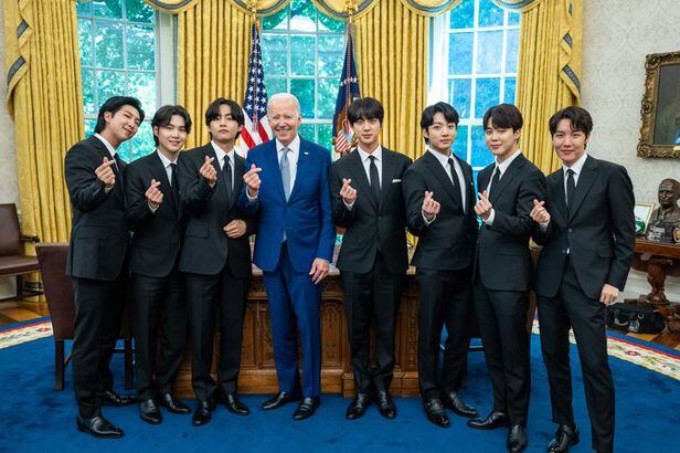 바이든 대통령과 BTS 멤버들이 '손가락 하트'를 하고 있는 모습. /트위터