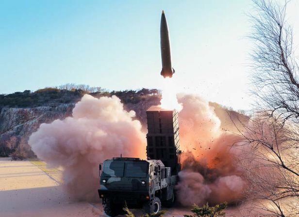 북한이 신형 전술핵 탄도미사일 시험 발사에 성공했다고 밝혔다. 김정은이 참관했다. /연합뉴스
