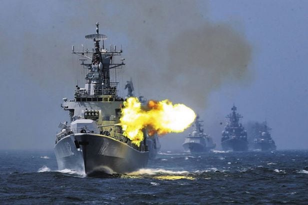 대만 해역을 담당하는 중국군 동부전구 소속 해군 함정들이 작년 8월 대만 북부 해역에서 실전을 가정한 실탄 사격 훈련을 벌이고 있다. /중국CCTV