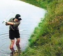 1998년 US여자오픈에서 맨발로 연못에 들어가 샷을 하는 박세리. 당시 박세리의 우승은 수많은 ‘세리 키즈(kids)’를 배출하는 계기가 됐다./조선일보DB