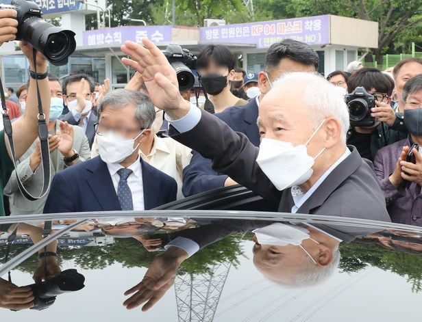 남재준 전 국정원장이 가석방 된 지난해 5월30일 경기 의왕시 서울구치소 앞에서 차량에 오르며 지지자들에게 인사하는 모습. /뉴스1