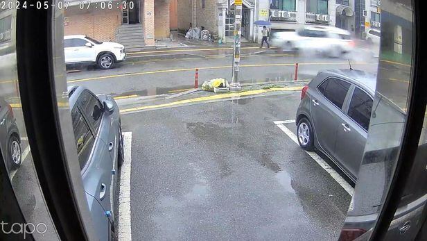 보안카메라에 담긴 사고 직전의 장면. 걷고 있는 피해자 B씨의 뒤에서 SUV가 빠른 속도로 접근하고 있다. /연합뉴스