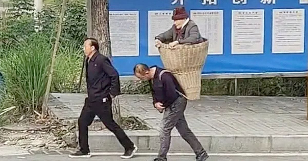 Heartwarming Story of Brothers Carrying their Elderly Mother in a Bamboo Basket to Hospital