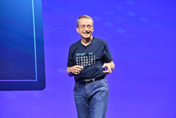 지난 9월 27일(현지시각) 팻 겔싱어 인텔 CEO가 미 실리콘밸리에서 열린 인텔 이노베이션 2022 행사에서 신제품을 공개하고 있다. /인텔