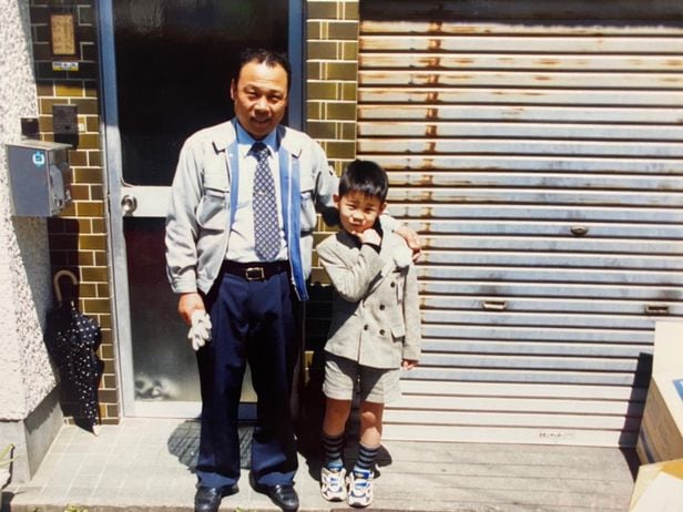 어릴 적 오오야마 고오키(오른쪽)와 외할아버지. 외할아버지는 1964년 리어카에 실어 파는 행상으로 장사를 시작한 사람이다. 쾌활함과 붙임성을 타고났다. /다이와