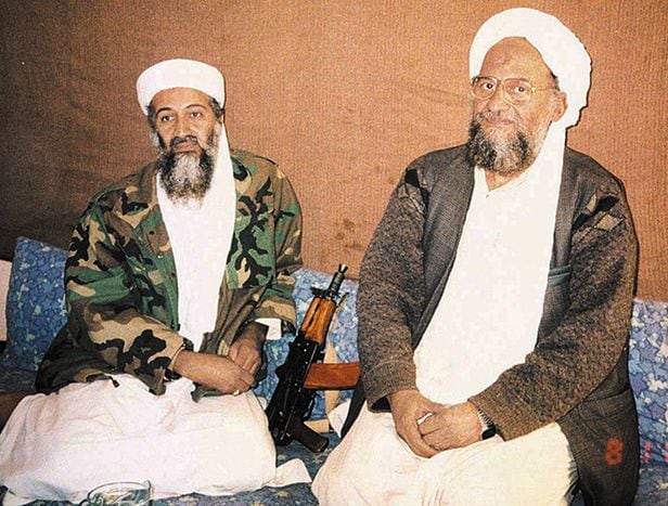 알카에다 수장 모두 제거 - 테러 단체 알카에다를 이끌던 오사마 빈라덴(왼쪽)과 그의 후계자 아이만 알자와히리가 9·11 테러 두 달 뒤인 2001년 11월 나란히 앉아 파키스탄 매체와 인터뷰를 진행하고 있다. 오사마 빈라덴은 2011년 5월 미군 특수부대에 사살됐고, 알자와히리 역시 미군의 드론 공격에 제거됐다. /로이터 연합뉴스