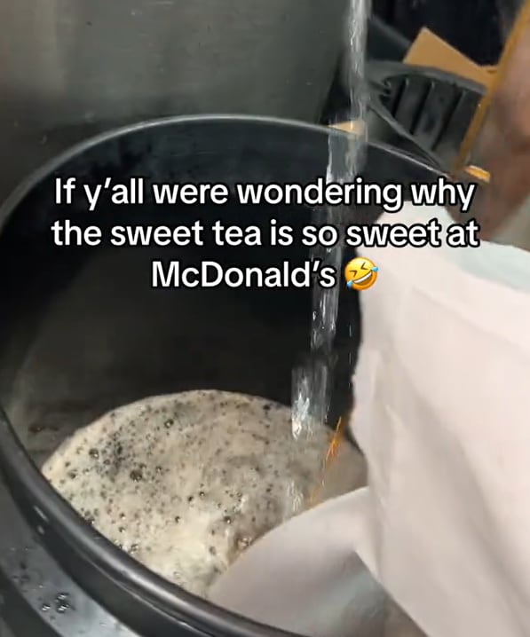 한 맥도날드 직원이 올린 스위트티 제조 영상. 직원이 끓는 액체에 설탕 한 봉지를 붓고 있다./틱톡
