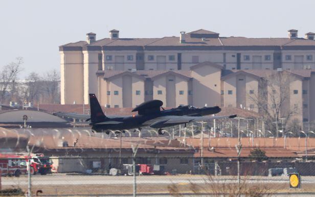 올 전반기 한미연합연습 '자유의 방패'(프리덤실드·FS) 연습을 시작한 지난 13일 오전 경기 평택시 주한미군 오산공군기지에서 U-2S 고고도정찰기가 이륙하고 있다.