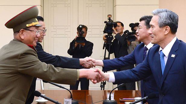 김관진(오른쪽) 청와대 국가안보실장과 황병서(왼쪽) 인민군 총정치 국장/연합뉴스
