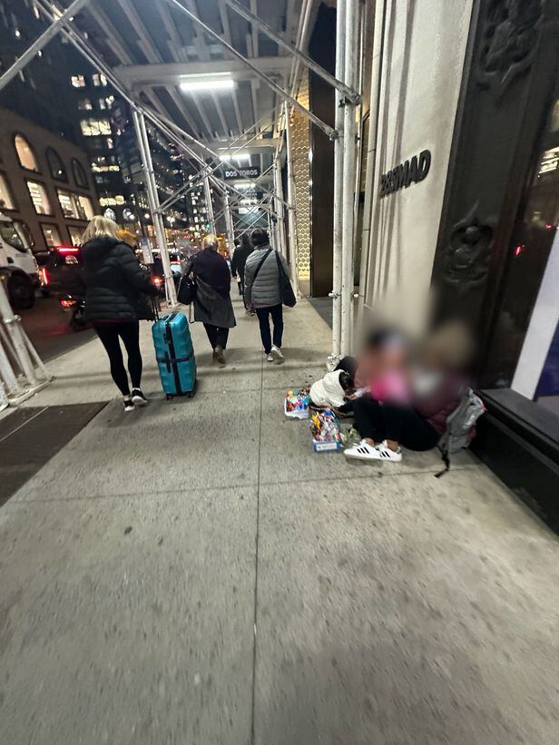 4일(현지 시각) 오후 5시 무렵 뉴욕 맨해튼 길거리에서 껌과 초콜릿 등을 파는 난민들. 추운 날씨였지만 아이들과 함께 바닥에 앉아 있었다. /윤주헌 특파원